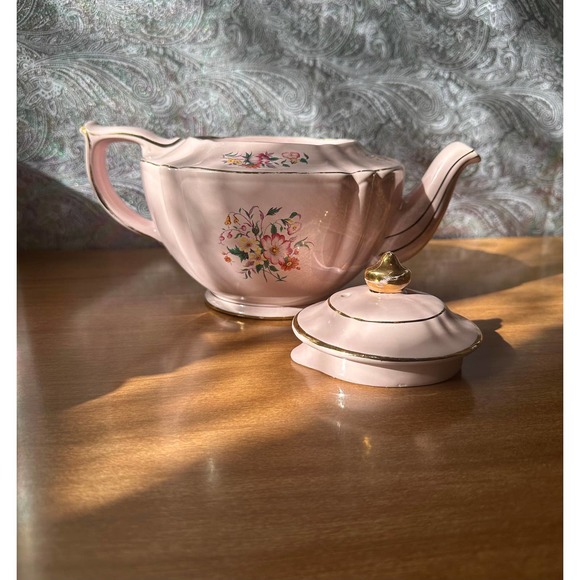 Vintage pink Sadler teapot with bouquets of flowers - Picture 3 of 10